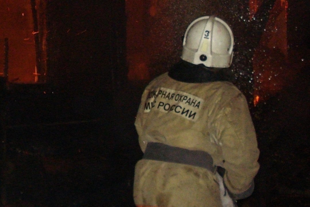 Пожар в бесхозном строении в г. Гуково